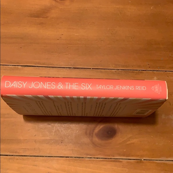 Book- Daisy Jones & The Six - Picture 5 of 5